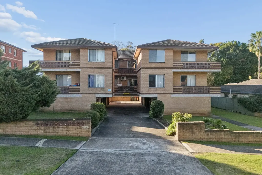 Merrylands 2房 翻新全砖公寓，三面采光，无共用墙 UNDER CONTRACT BY RAY WHITE PARRAMATTA GROUP