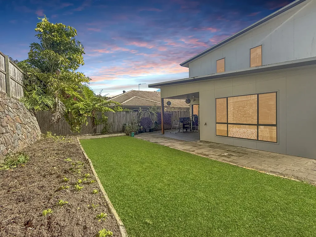Bli Bli 4房  BOASTING THE ULTIMATE 'WOW' FACTOR WITH FAR REACHING ELEVATED VIEWS OVER MOUNT COOLUM AND THE LAKES!
