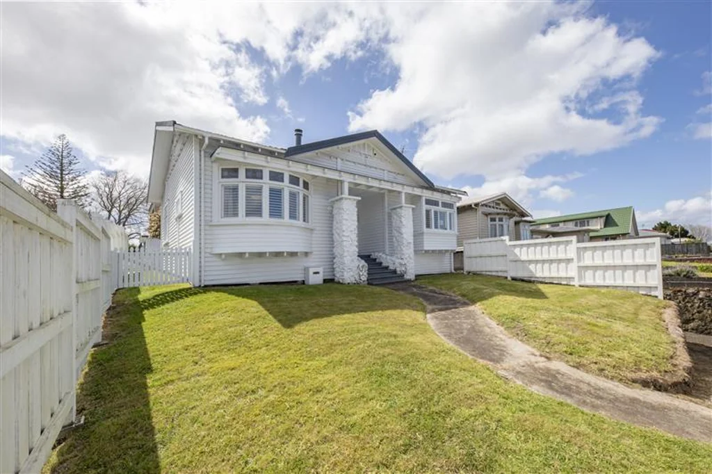 Spacious and superbly located - this Royal Oak home ticks all the boxes.