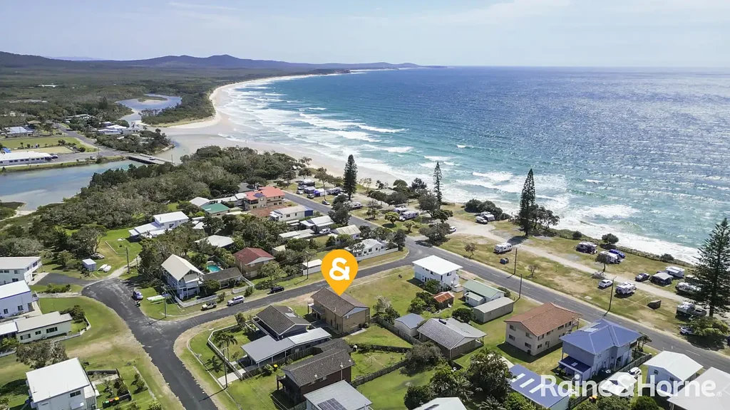 Brooms Head 3chambre Note change  of pricing ... 1 Boronia Street, Brooms Head
