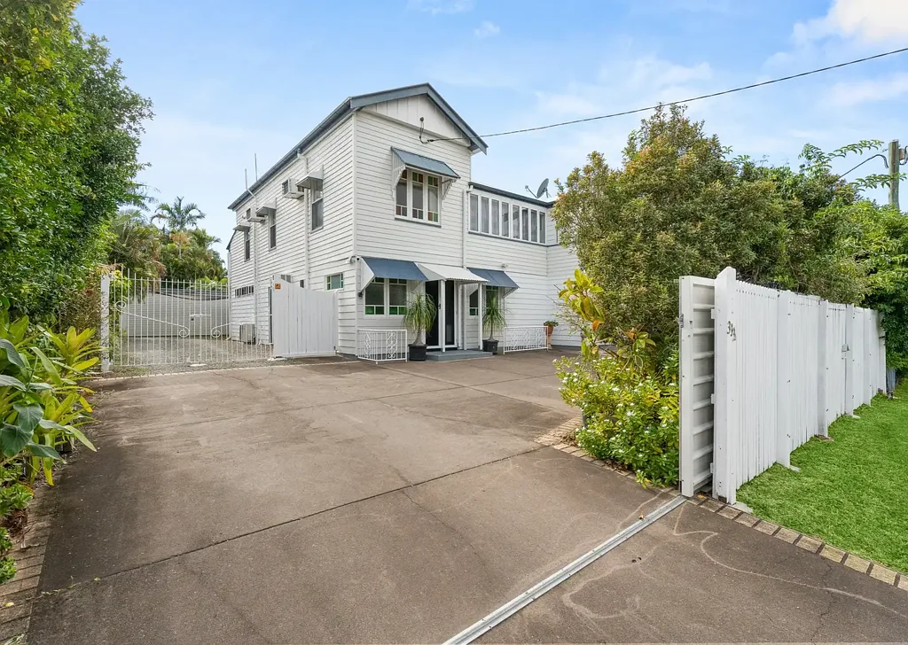Maryborough 5Kwarto Spacious Dual-Level Family Home with Pool & Endless Living Space
