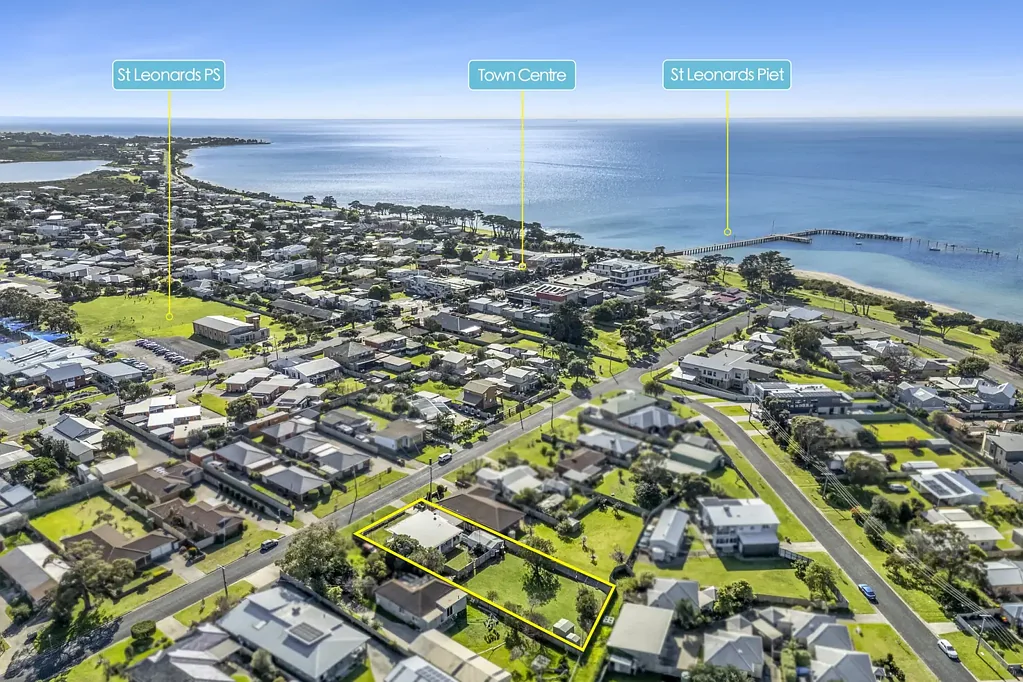 St Leonards 3房  An Incredible Development Opportunity or Beautiful Beach Home on Enormous 1,244sqm Block
