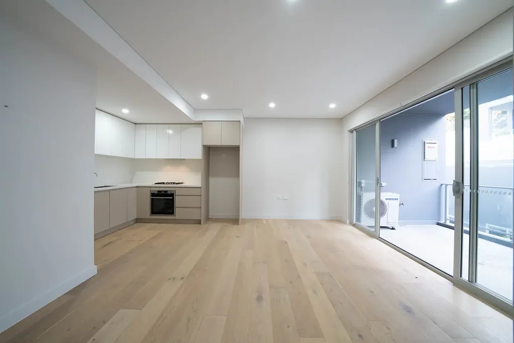 1 Bedroom apartment and only 400m to Train and shops!