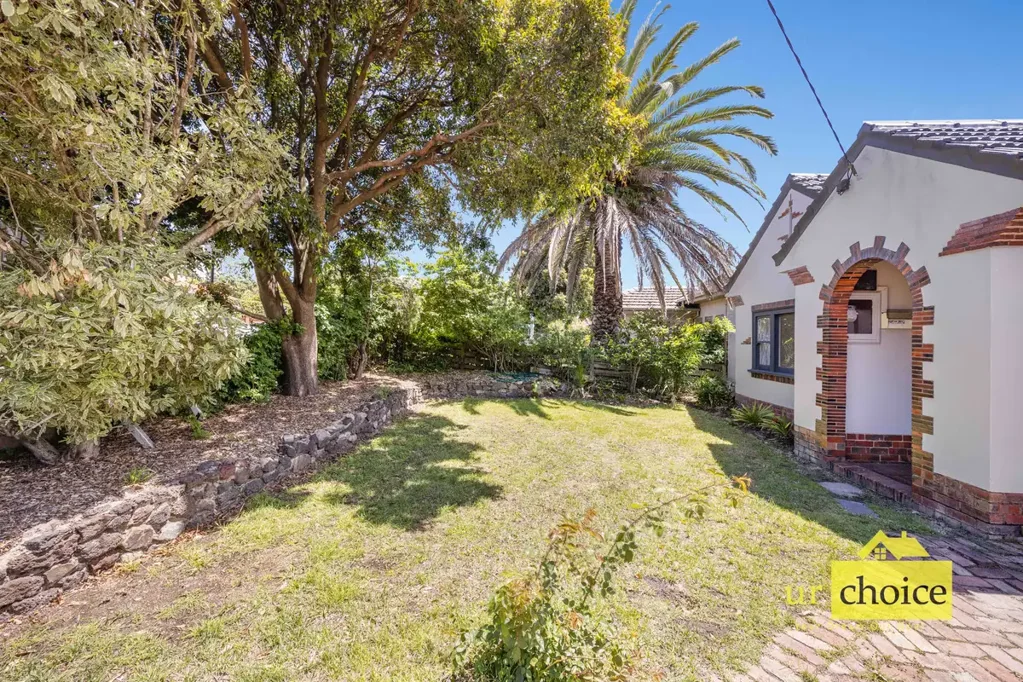 Malvern East 5Zimmer Blend of Period Grandeur, Ornate ceiling, Big family house ( Multistory development options New HCTZ1  Zone and NO HERITAGE Overlays)