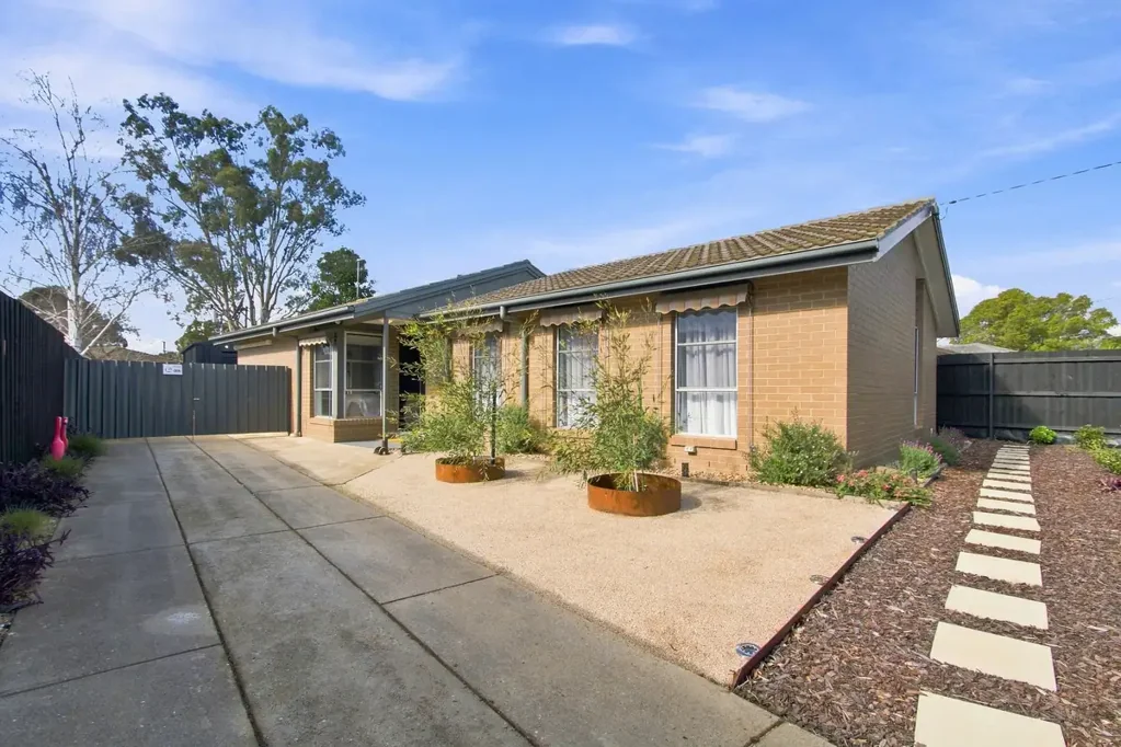 Sale 3 Slaapkamer Quiet Court Living with Easy-Care Appeal