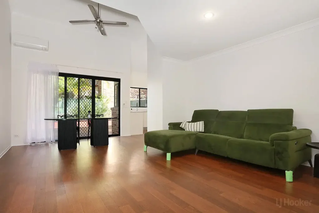 Coombabah 3 Slaapkamer A Sleek Townhouse Set Within the Popular Cranbrook Complex