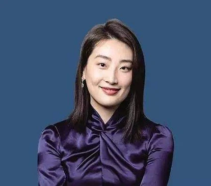 父亲是中国首富她却无缘接班，做生意被骗5亿元，37岁仍单身
