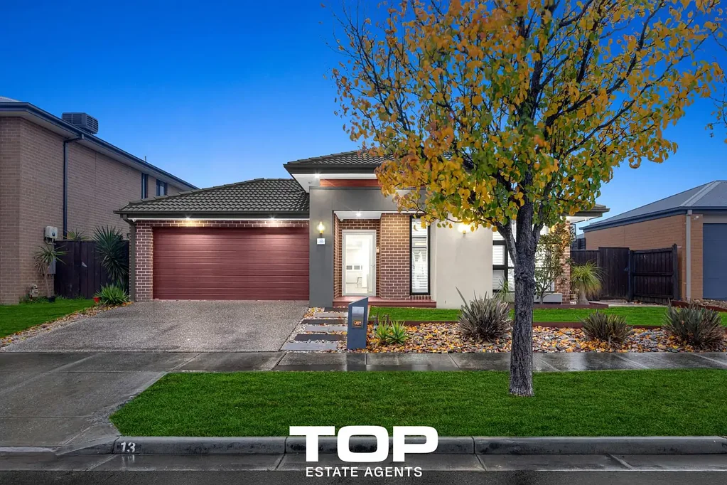 Clyde North 5Phòng ngủ FAMILY LUXURY WITH MULTIPLE LIVING ZONES IN BERWICK WATERS ESTATE