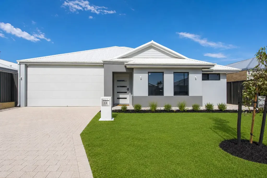 Madora Bay 4房  Beachside bliss meets modern family living in a home that has it all
