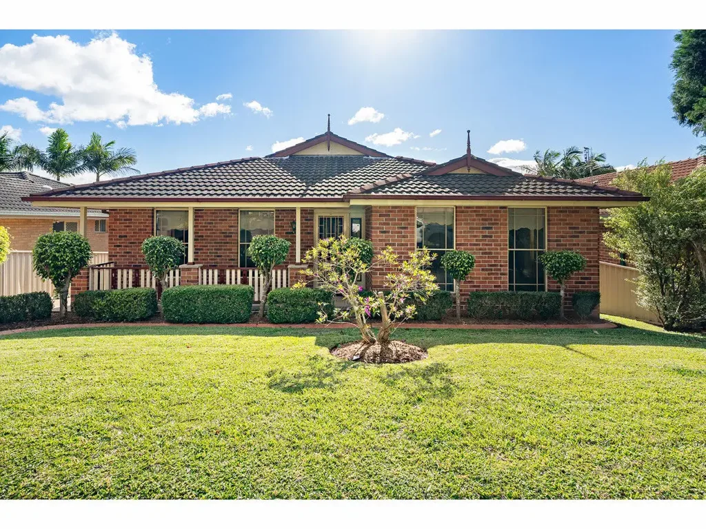 SPACIOUS FAMILY LIVING IN SOUGHT-AFTER LAMBTON