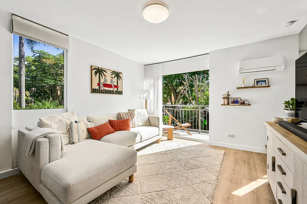 Mona Vale 2房 Mona Vale Basin 中心地带，阳光充沛的海滨生活 Light-Filled Coastal Living in the Heart of Mona Vale Basin