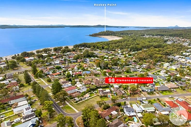 Tanilba Bay 5 Slaapkamer Beautifully Renovated Coastal Home with Pool, Guest Accommodation and Room for a Boat or Caravan