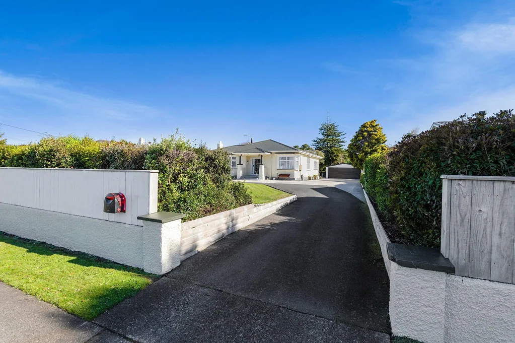 Hawera 6房  Large 6 Bed Home & Garaging + 196m2 Shed!