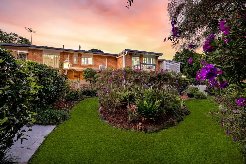 Whitfield 4房  Charming Red Brick Residence. 923sqm. No rear neighbours….