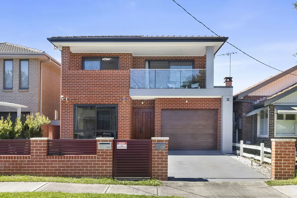 Croydon Park 5房 双砖新屋2021建  独立公寓灵活用  开放空间通户外  高档石材厨房配  主卧套间带阳台  太阳能全屋智能 Modern Double-Brick Luxury Residence with Separate Studio & Flexible Dual-Living Design