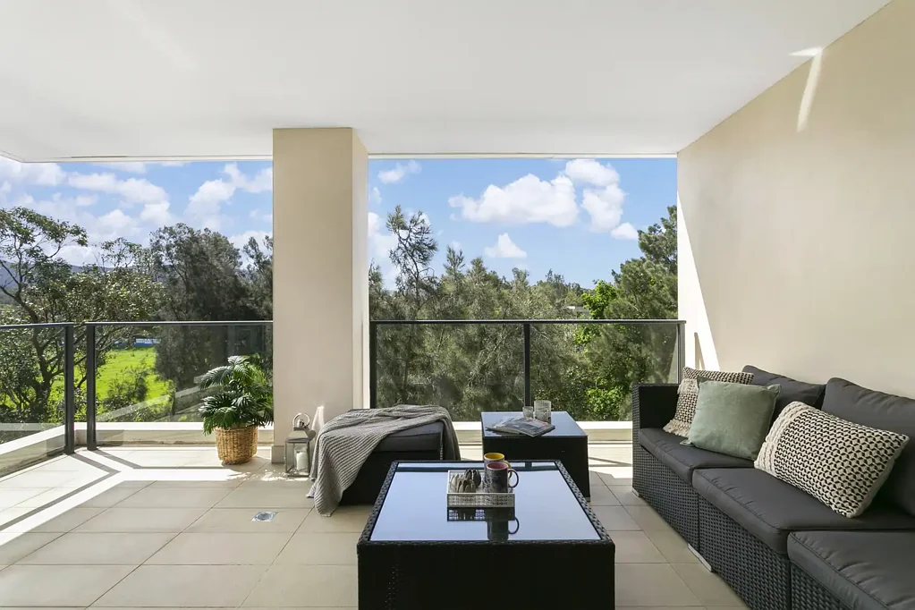 North Wollongong 2कमरा Light-filled living with sweeping escarpment views