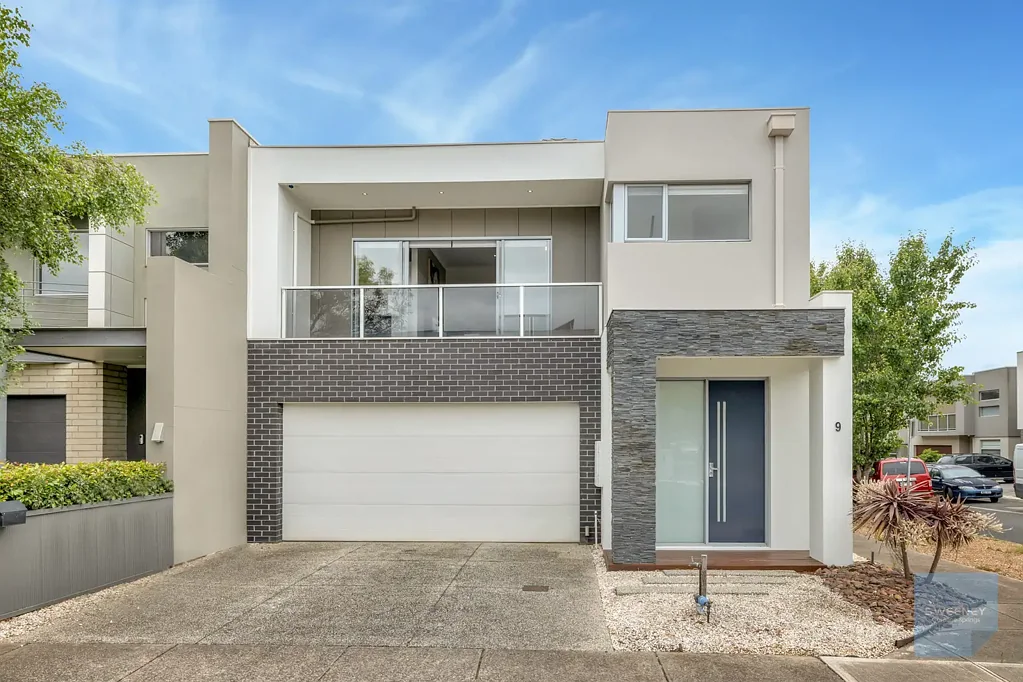 First Class Designer Family Living In The Esplanade!