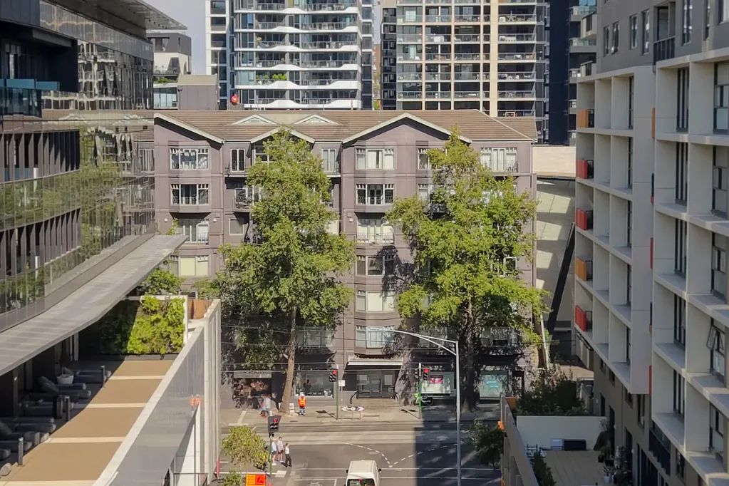 South Yarra 1房 South Yarra地标建筑 精心翻新公寓 现代厨房新电器 独立产权车位 毗邻Yarra River Chapel街便利生活 Style, Security & South Yarra Prestige