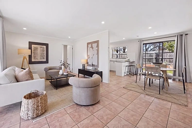 Isabella Plains 3 Slaapkamer Single-level, freestanding townhome in immaculate complex with exceptional car accommodation.