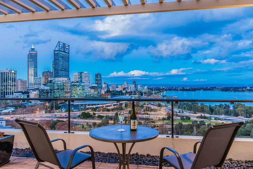 TOP FLOOR APARTMENT OVER LOOKING THE CITY