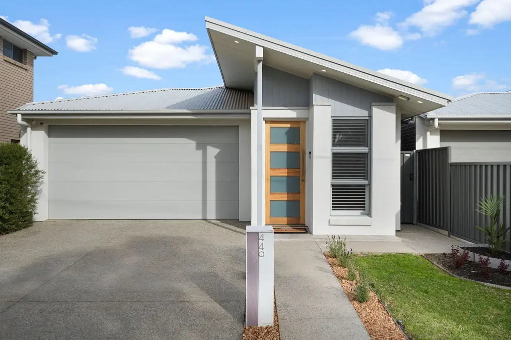 Grange 4 Bedroom Welcome Home: Sunset Serenity & Seaside Living