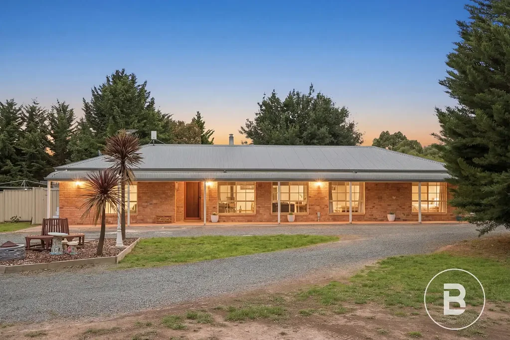 Ballan 4房  5.11 ACRES  (APPROX)  FLAT LIFESTYLE WITH ORCHARD & COUNTRY CHARM IN BALLAN.