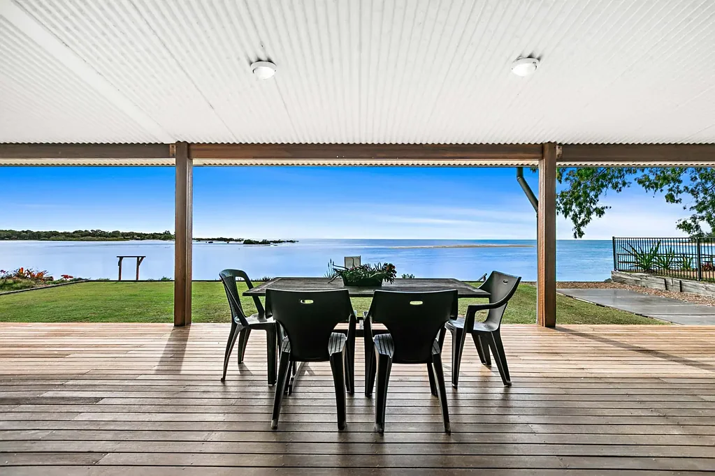 ABSOLUTE WATERFRONT LIVING ON POPULAR MORETON STREET – FURNISHED 5 BEDROOM HOME
