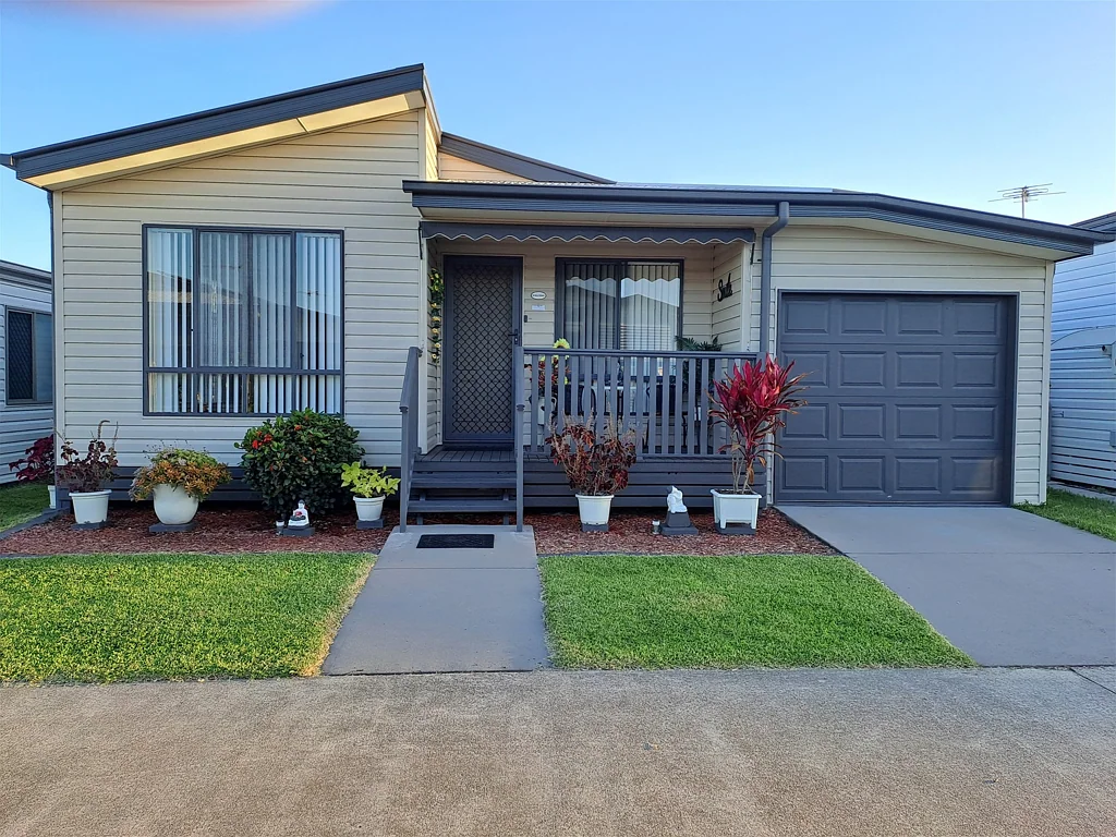 Burpengary East 3房 阳光北向别墅  全新翻新  现代开放式厨房  高天花客厅  空调风扇齐全  太阳能供电  醇熟配套  租赁权享增值 Modern design and spacious villa in an over 50's retirement lifestyle living village.