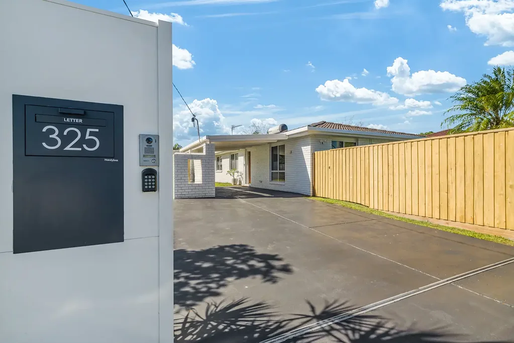 Bright & Convenient 3-Bedroom Home in Prime Coastal Location – Available Now!