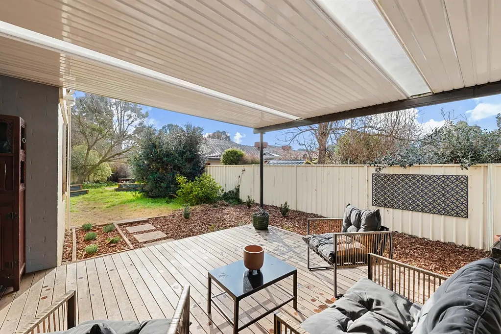 Scullin 3ਬੈੱਡਰੂਮ Separate title town house with ensuite and room for pets