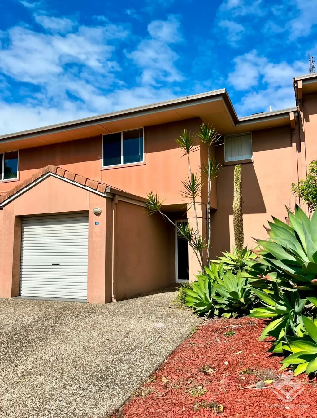 Spacious Townhouse 3 bed 2.5 bath 3 car