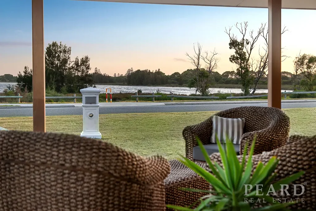Rockingham 3ਬੈੱਡਰੂਮ STEP INSIDE AND BE AMAZED AT THE VIEW - IMMACULATE HOME