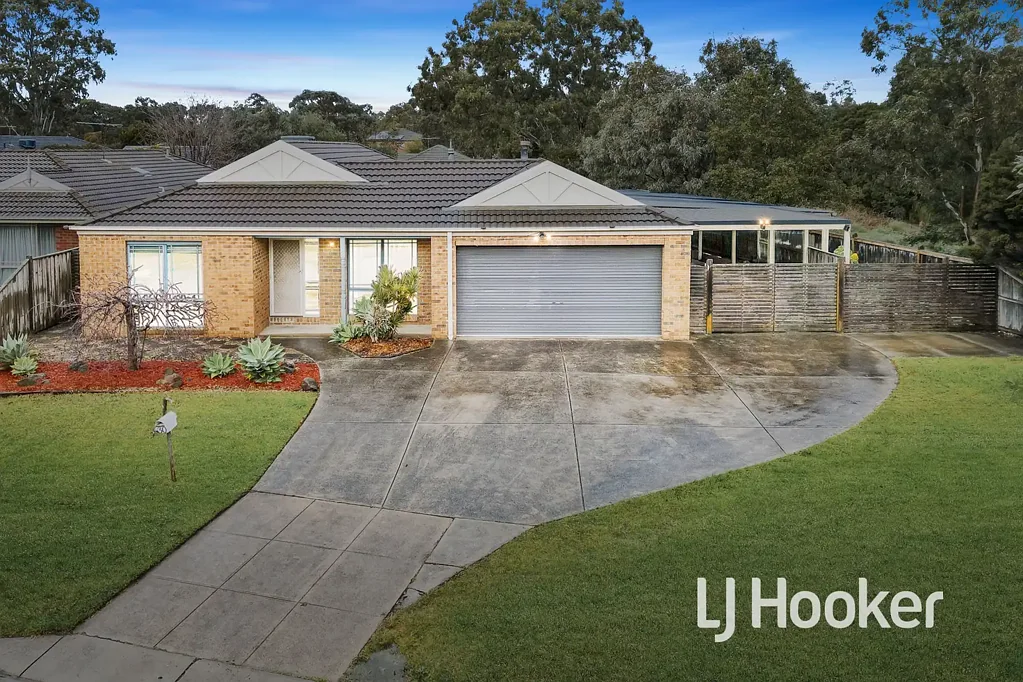 Lynbrook 4ਬੈੱਡਰੂਮ An Entertainer�s Dream on a Massive 864m� Block!