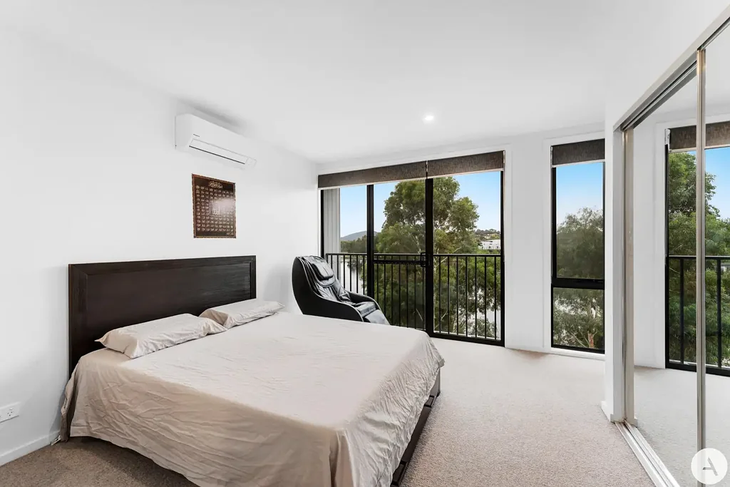 Greenway 2ห้องนอน Contemporary Townhome with Lake Views, Comfort & Convenience