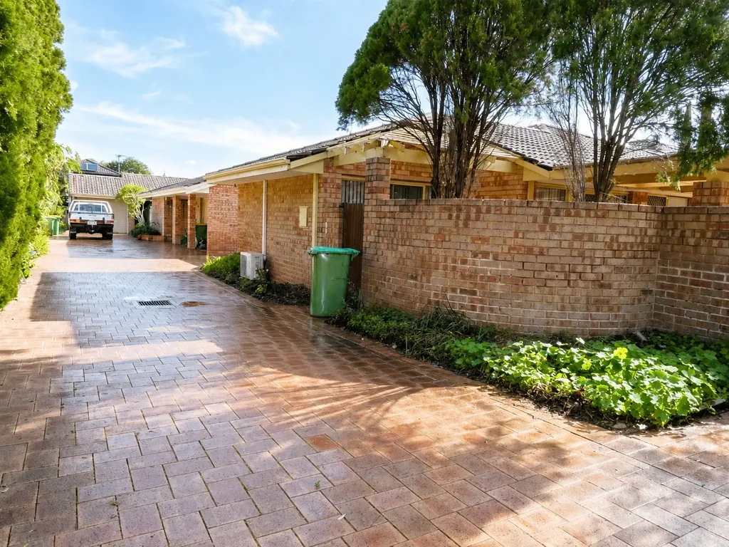 SPACIOUS 3 × 1 FRONT VILLA WITH LARGE PRIVATE COURTYARD