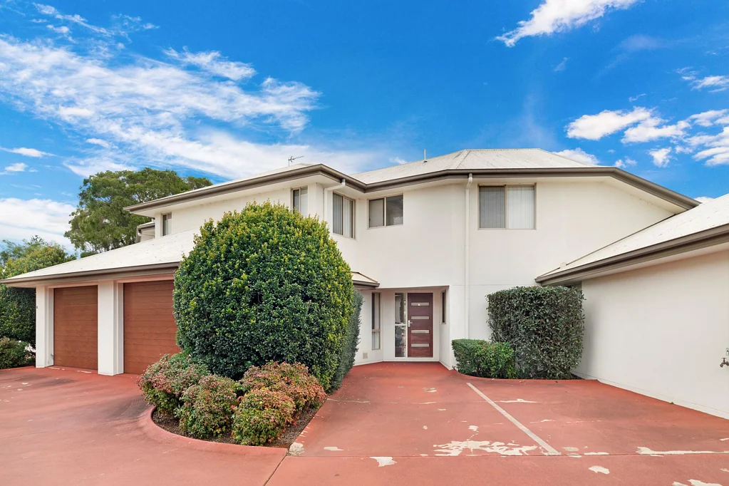 Stylish & Spacious Townhouse in Prime CBD-Fringe Location