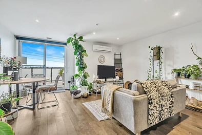 Mordialloc 2房 海滨中心顶层公寓 高端Blanco电器 阳光明媚阳台 壮丽Dandenongs景致 步行便利生活 STYLISH BAYSIDE LIVING WITH VIEWS