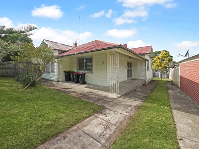 Coburg 3房 经典weatherboard风格 659平米阔地 双通道入口潜力无限 宁静街巷近校交通 Charming Coburg Classic on a Generous 659m² Block