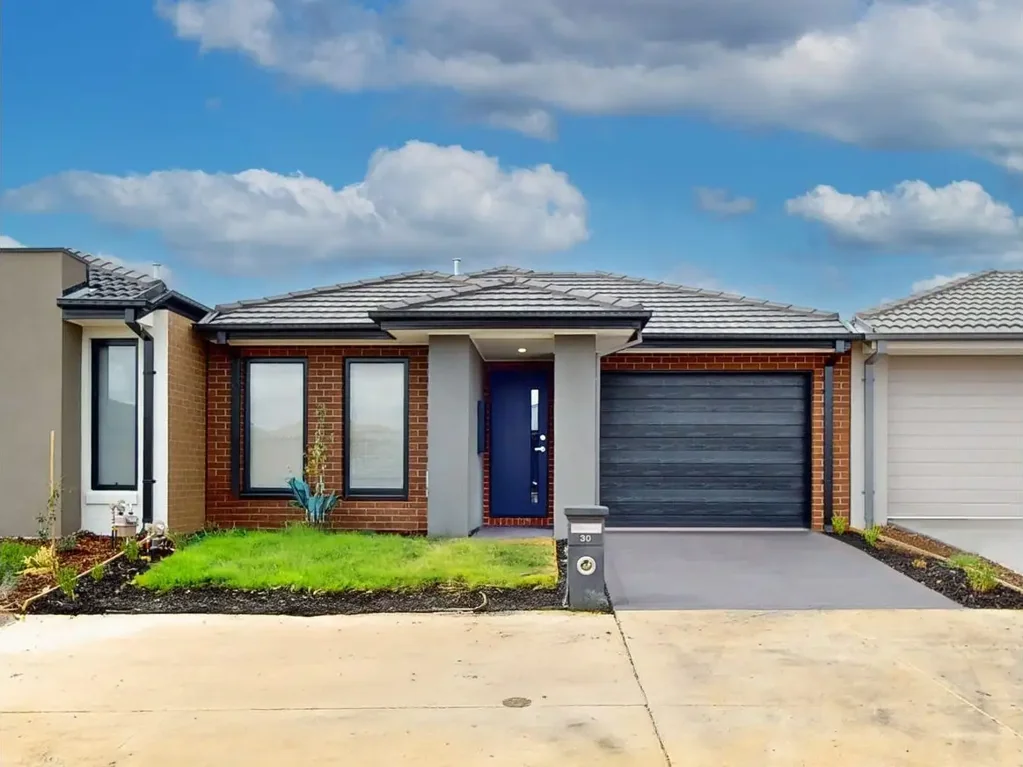 MODERN CHARM CONVIENTLY CLOSE TO EVERYTHING: YOUR DREAM HOME AWAITS!