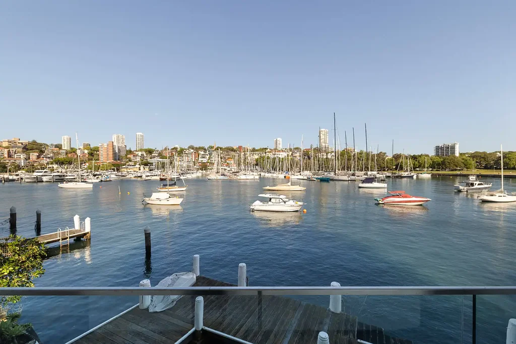 Elizabeth Bay 2房 静谧死胡同 The Loop毗邻 水岸全景视野 生活区通阳台 现代燃气厨房 浴缸浴室 屋顶码头划艇 Waterfront apartment with breathtaking bay views
