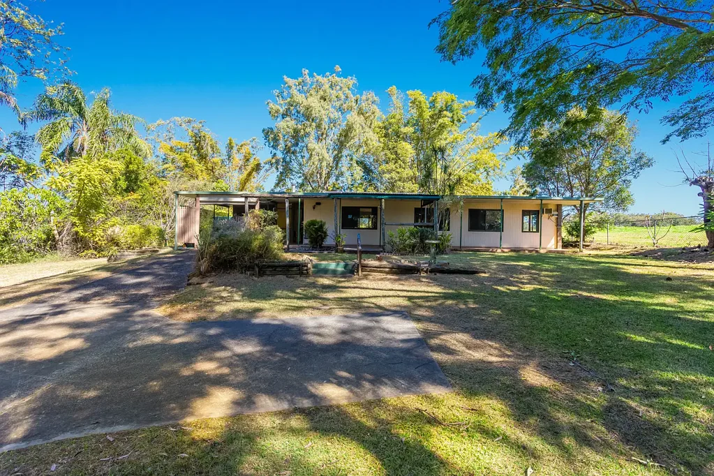 Narangba 4બેડરૂમ 4,164m2 Approx Block + 4 Bedroom Home & Sheds - Emerging Community Zoned Opportunity