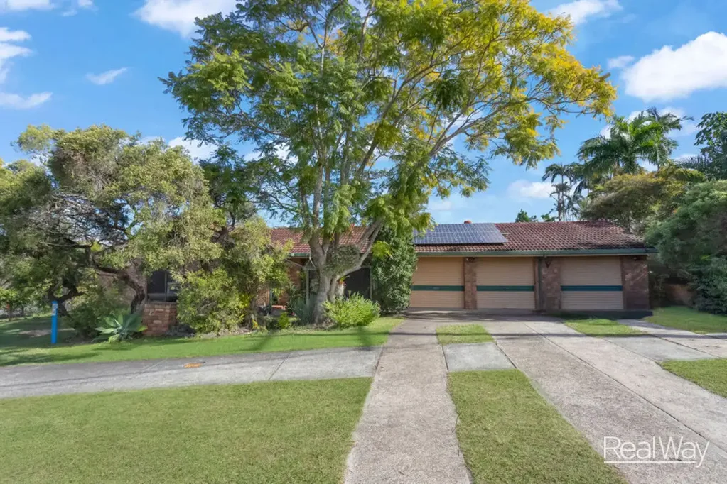Camira 3房  座落于街角超大地块的家庭住宅，潜力无限  Family Home on a Huge Corner Block with Endless Potential