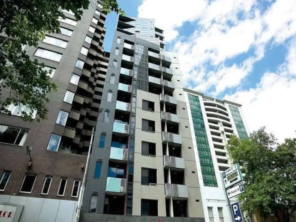 Furnished 2 bedroom apartment! In The Heart Of Melbourne CBD!