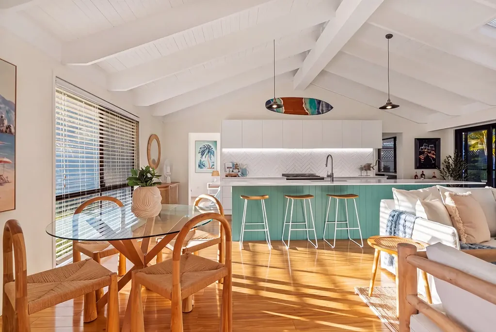 Currumbin Waters 4房  Some Homes Just Do Summer Better - Must Be Sold!