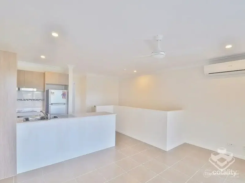 2-BEDS TOWNHOUSE IN SPRINGFIELD LAKES PRIME LOCATION!