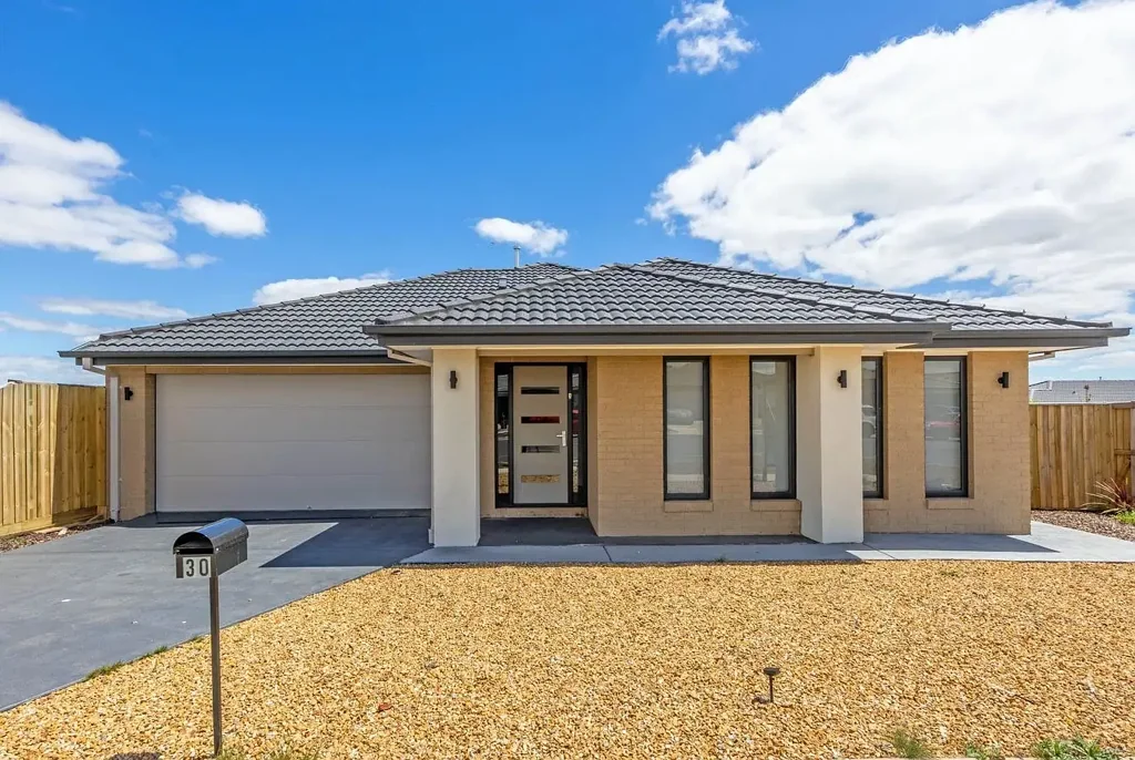MODERN FAMILY HOME IN GREAT CONDITION