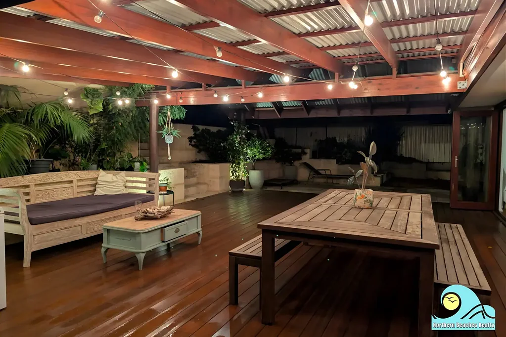 Two Rocks 4房  FULLY RENOVATED COASTAL ENTERTAINER ON A HUGE 821SQM BLOCK