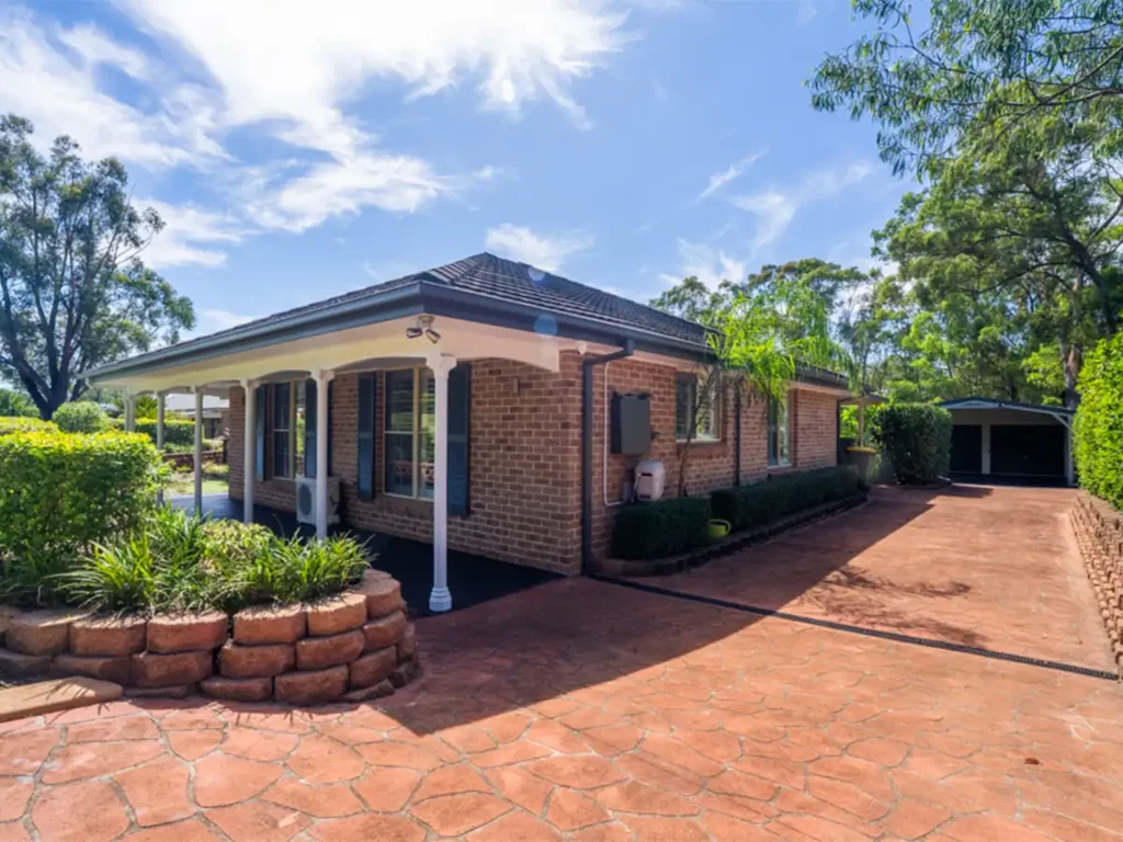 Escape to Tranquility: Spacious 2-Bedroom Granny Flat for Lease!