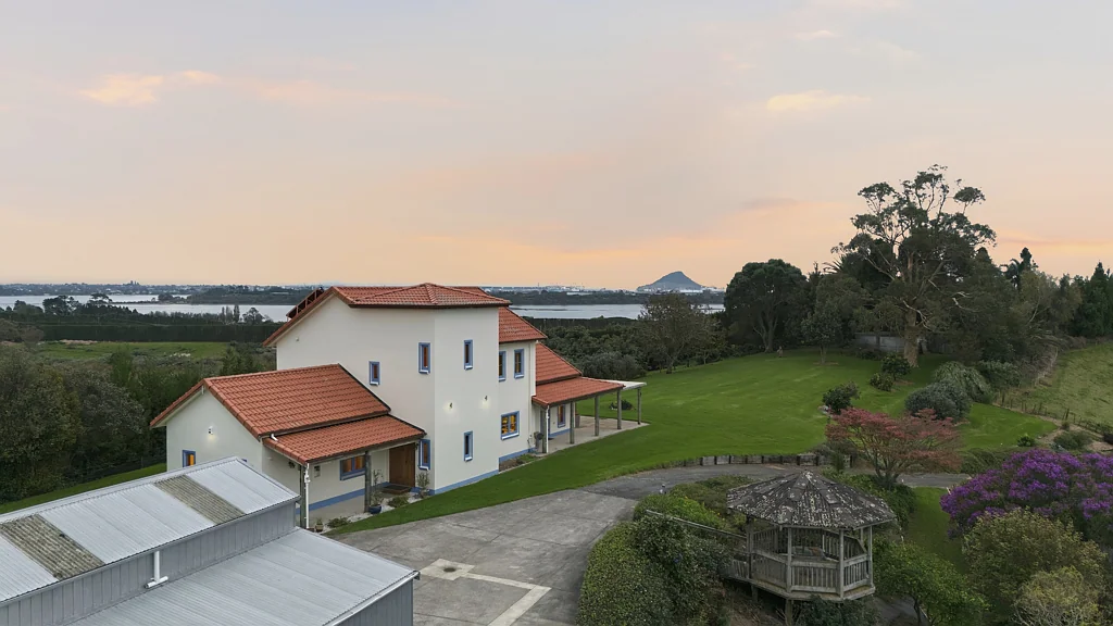 Welcome Bay 4房  Hill top retreat with views and true scale
