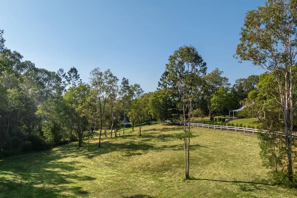 Brookfield 2.5英亩私享土地 坡度平缓阳光台地 成熟树木环绕 宁静开阔视野 乡村魅力城市便利 A Rare Inner-Brookfield Land Opportunity